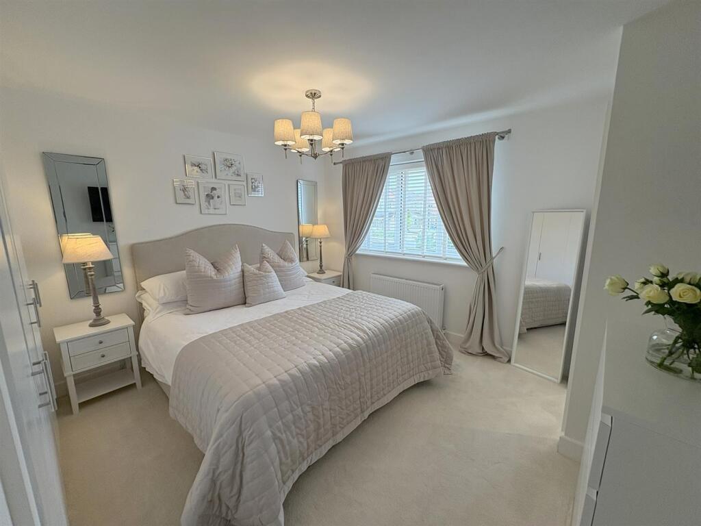 MAIN BEDROOM