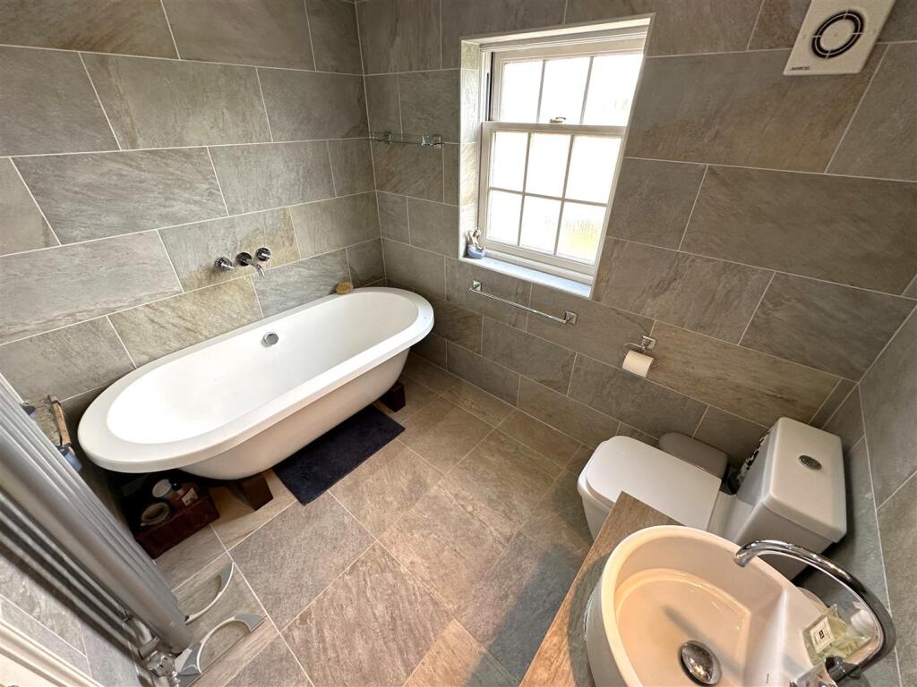 Stunning Family Bathroom 040