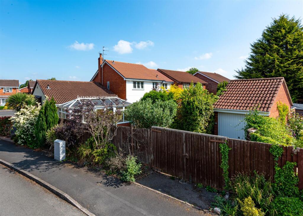 1 Oatlands Way-MAY25-garden4.jpg