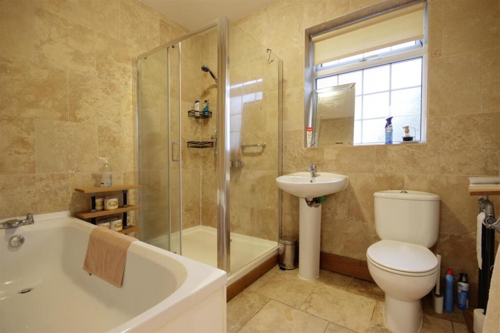 EN-SUITE SHOWER ROOM