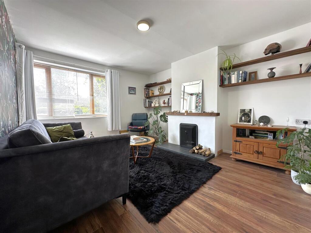 Spacious Lounge 988