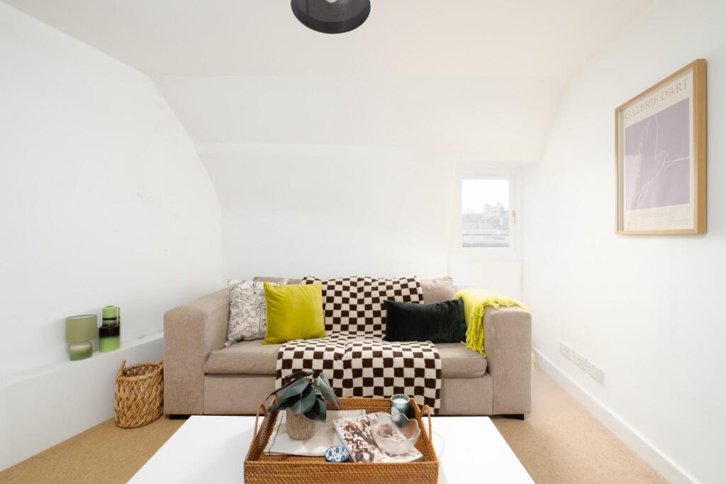 Flat 4, 5 Berkeley Crescent, BS8--11.jpg