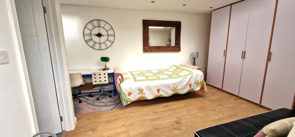 STUDIO ROOM