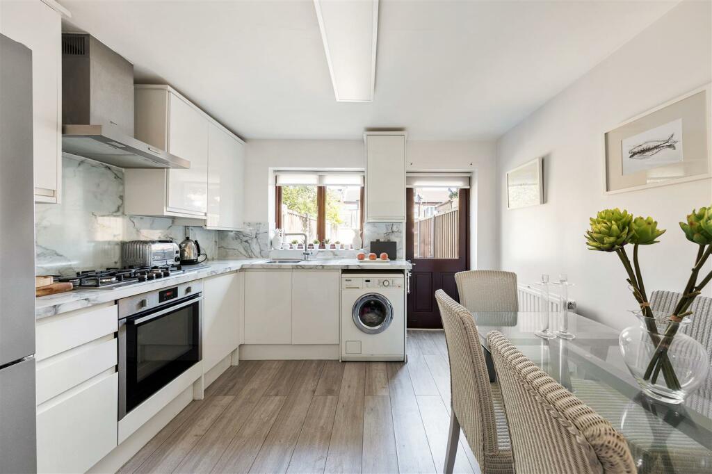 Magpie Close E7
