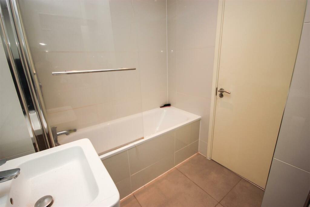 bathroom..jpg