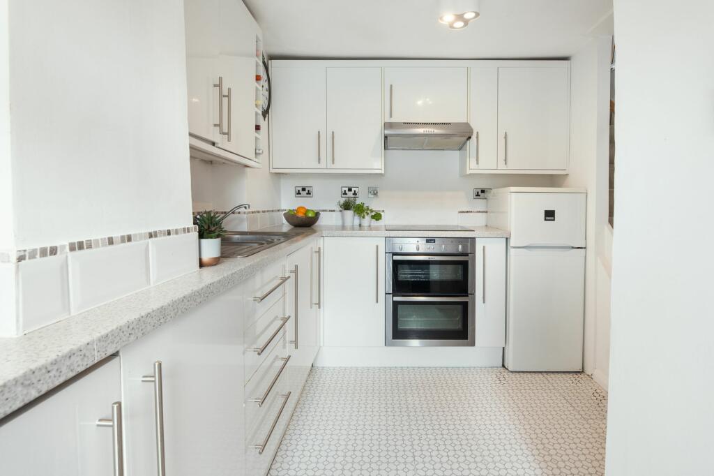 35 Clarence Street, Dartmouth - Kitchen