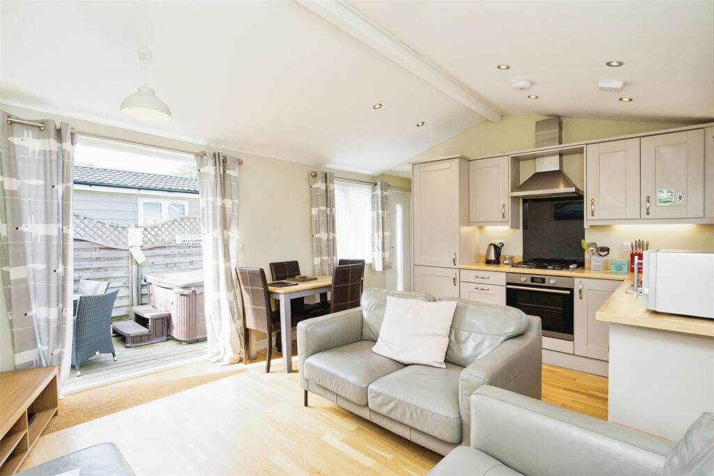 Golden Cross, Chiddingly