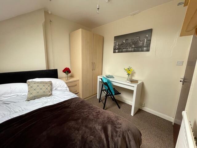 A cozy bedroom featuring a comfortable double b...