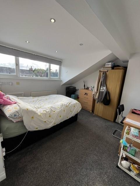 Bright, attic double bedroom with a large front...