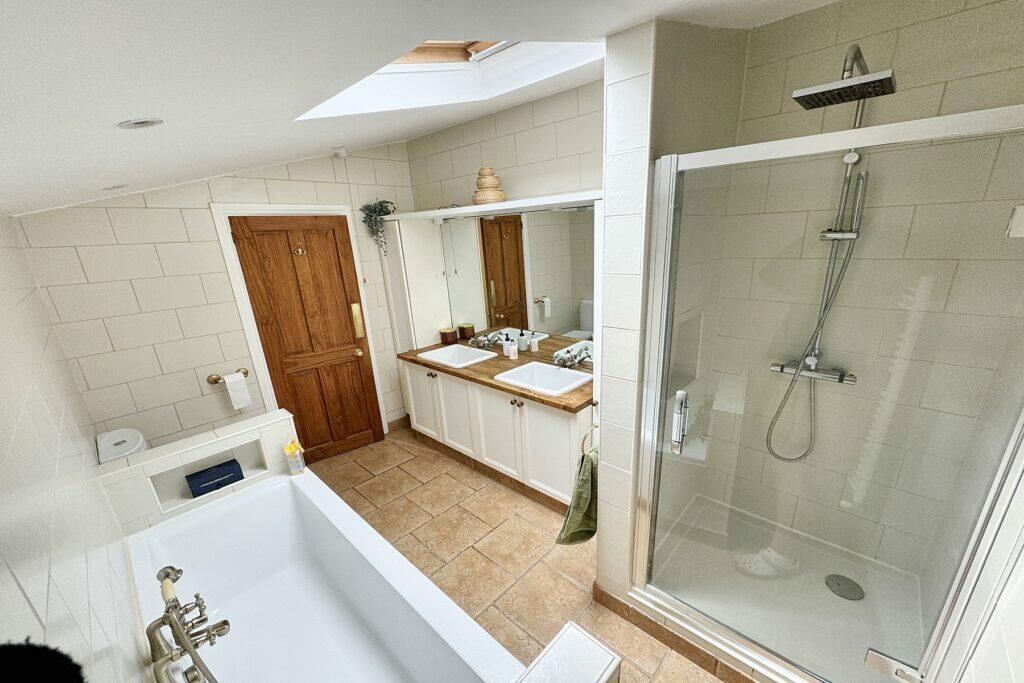 Glenhurst, Flint Hill Bank - Modern Bathroom