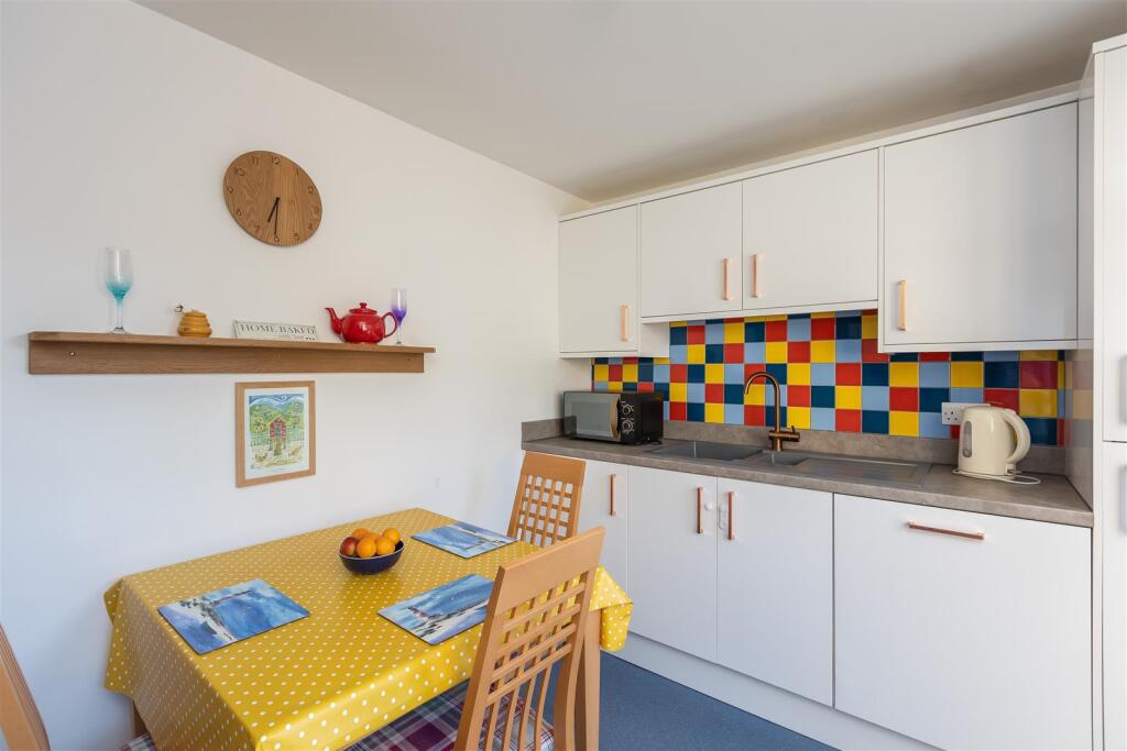 Paddock Close 9 Kitchen-4.jpg