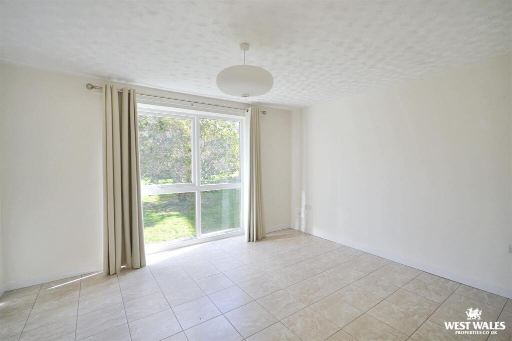 Living room/dining room