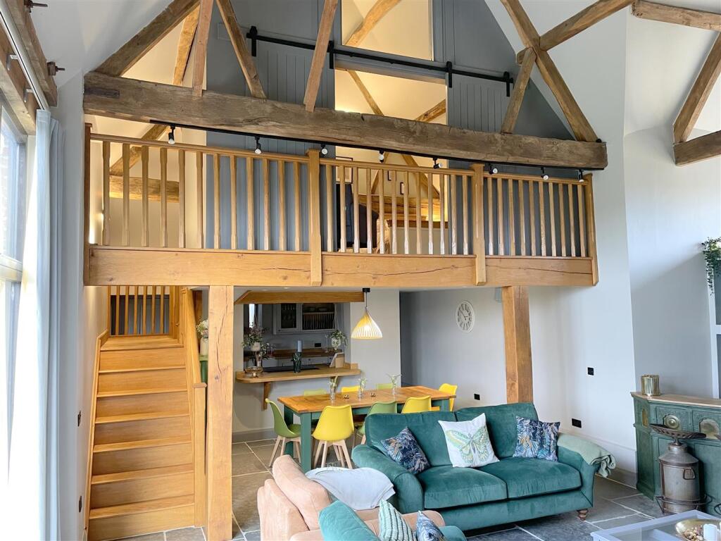 Living room 5.jpg