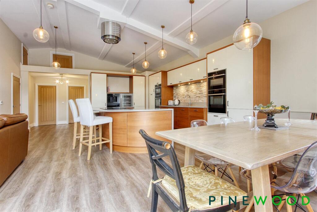 KITCHEN/FAMILY ROOM