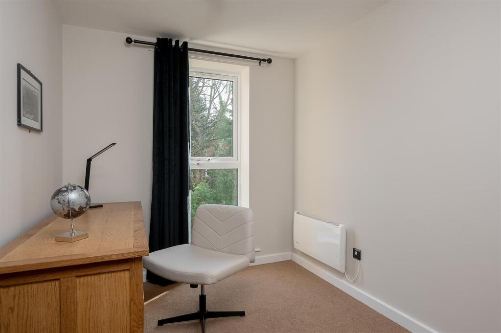 BEDROOM / OFFICE