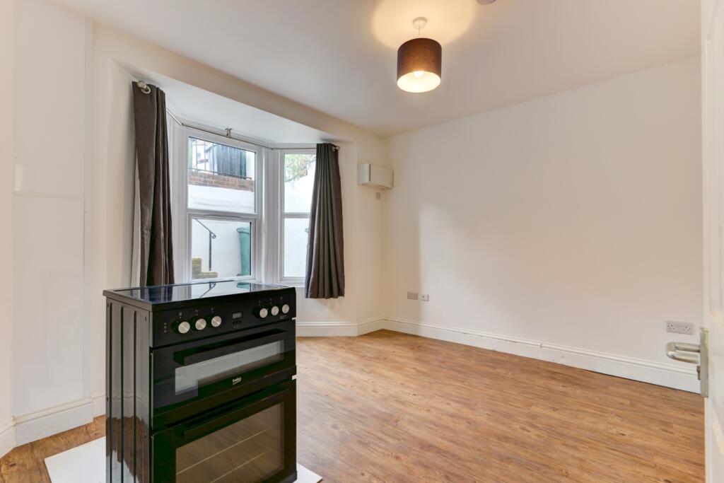 28 Gordon Road lounge 2