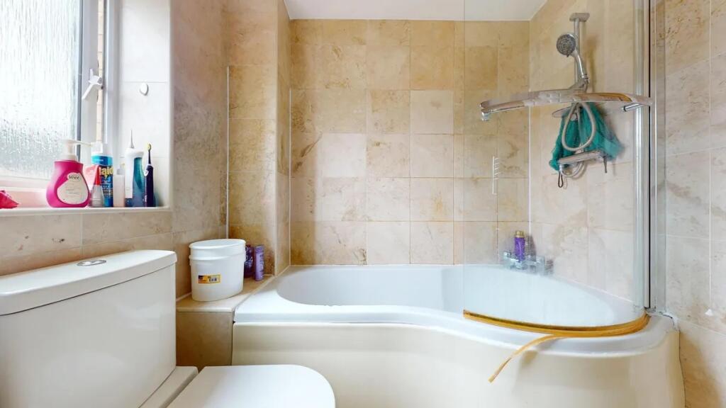 A clean and well-maintained bathroom suite feat...