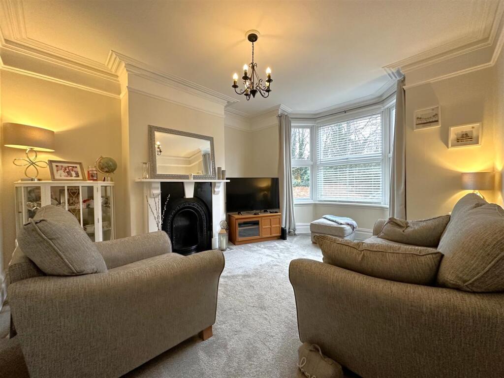 Bay-Fronted Lounge 675
