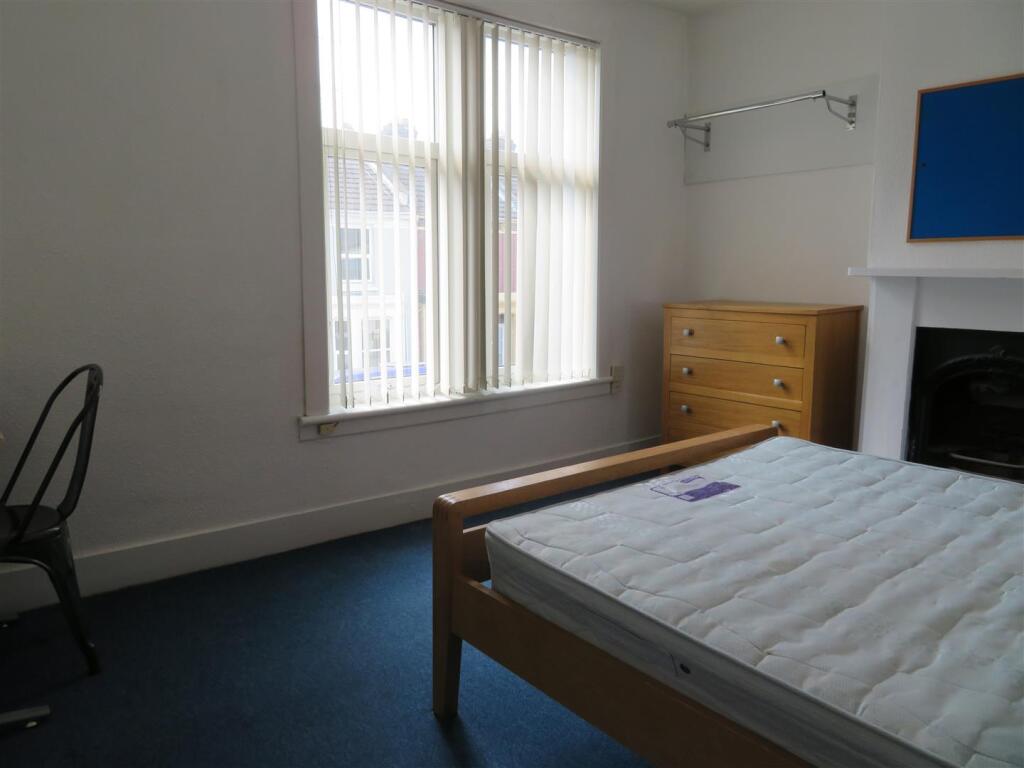 14 Wheatstone Bed4.JPG