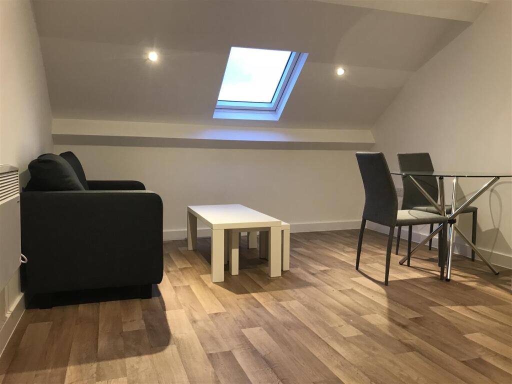 Open plan living &amp; kitchen