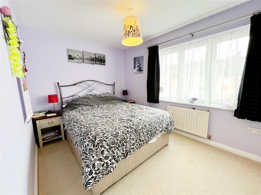 Bedroom 1 pic 1.jpg