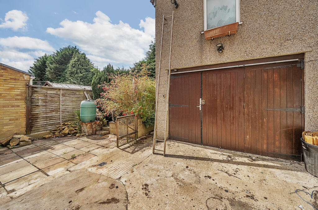 Outbuilding &amp; Garden