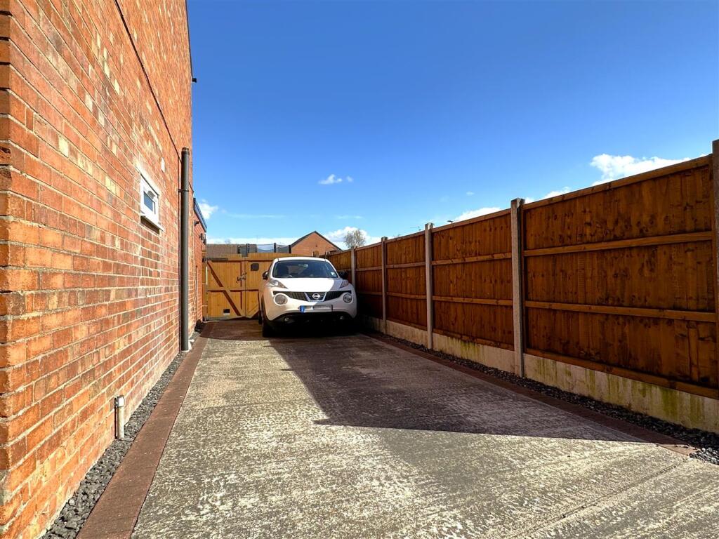 Multi-Car Driveway 837