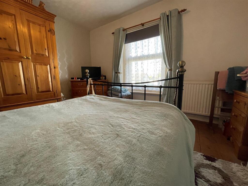 Bedroom 1.jpg