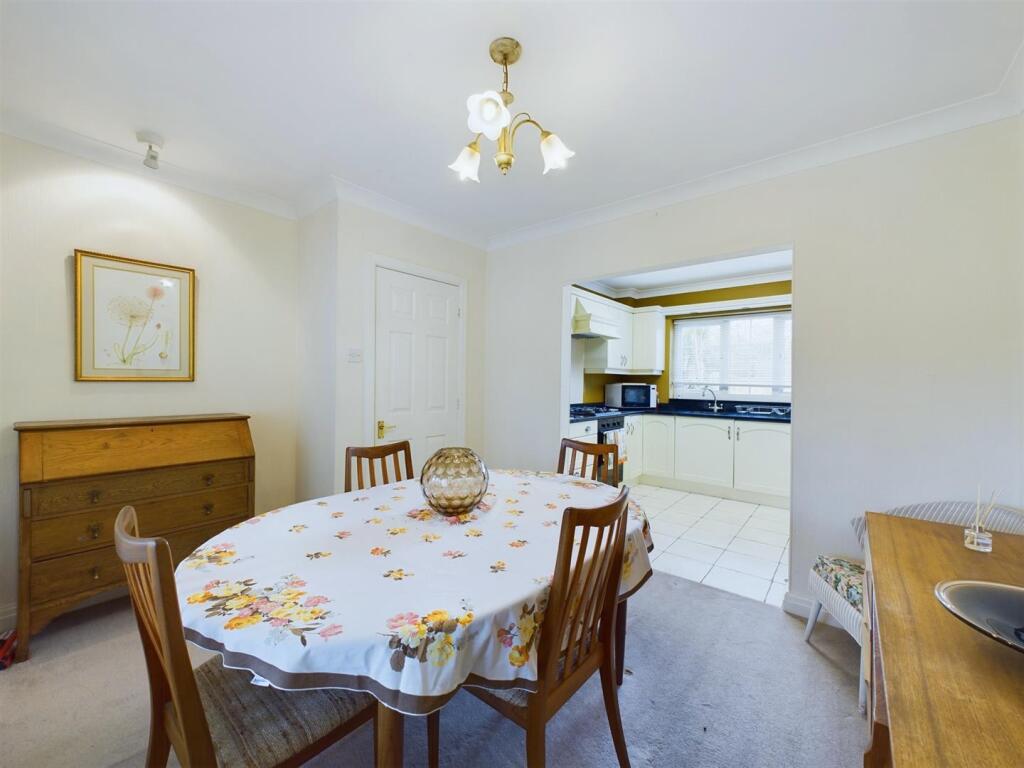 Dining room: