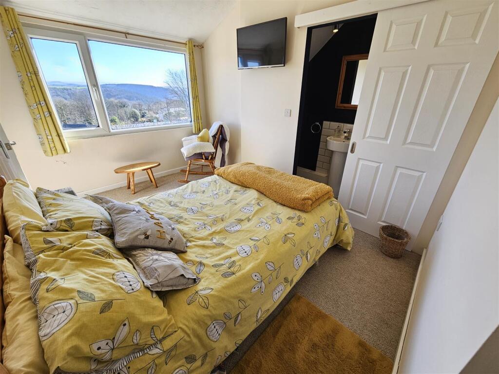 Bedroom 2 (2).jpg