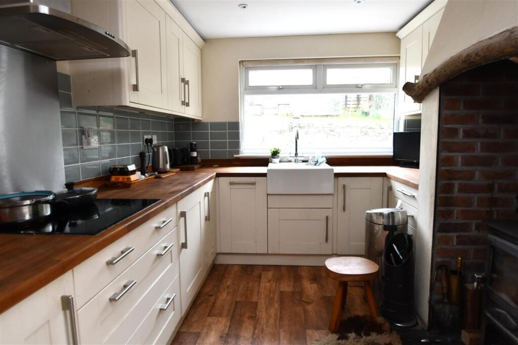 FITTED KITCHEN