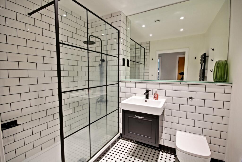 117 QMH - Family bathroom