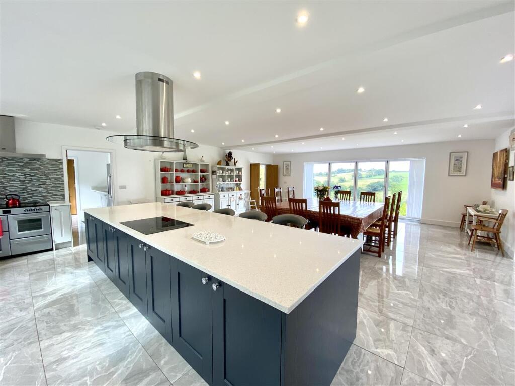 KICTHEN/DINING ROOM