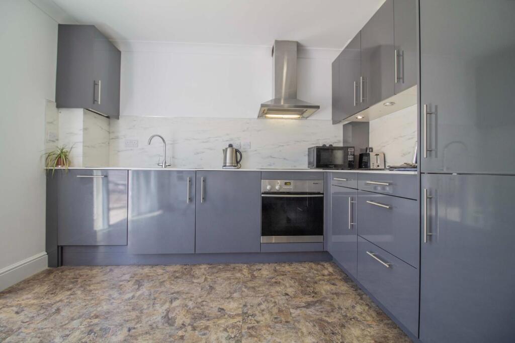 8 St. Edmundsbury Mews [Kitchen Breakfast Room] 03