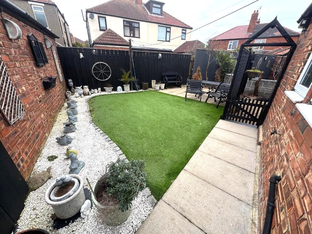 ENCLOSED REAR GARDEN