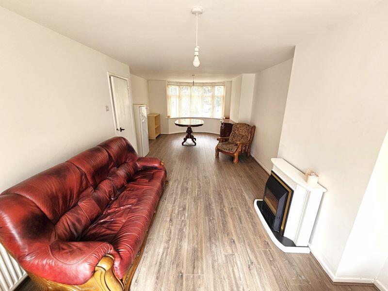 Lounge/Dining Area