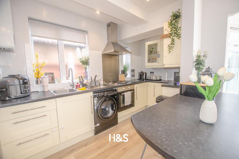 224 lincoln road north - kitchen..jpg