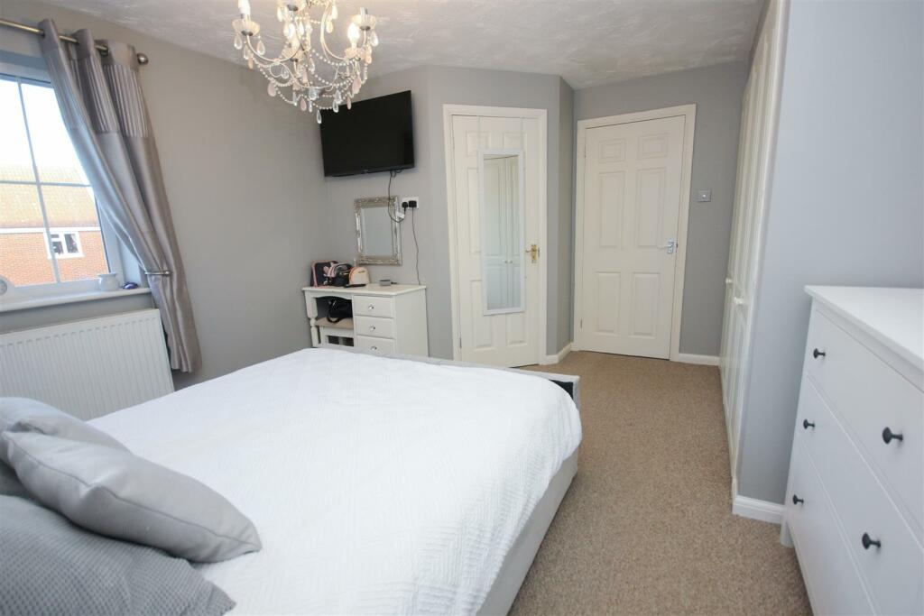 Master Bedroom..jpg