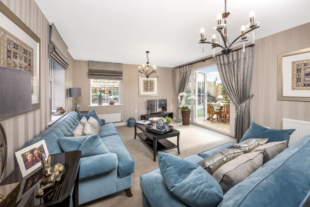 Living room in 4 bed Layton