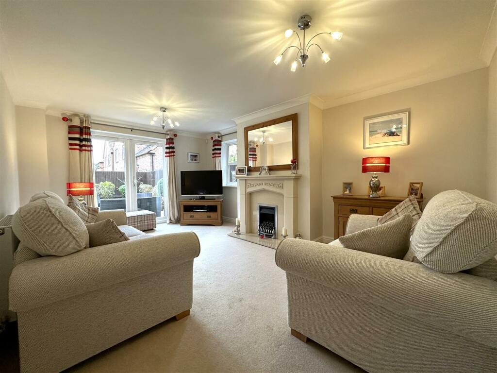 Spacious Lounge 766