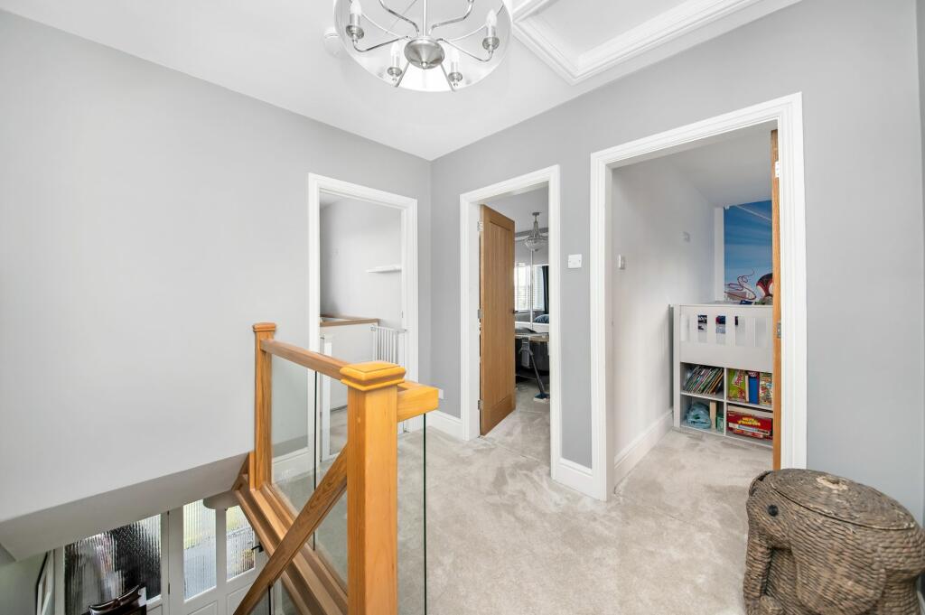 FIRST FLOOR LANDING