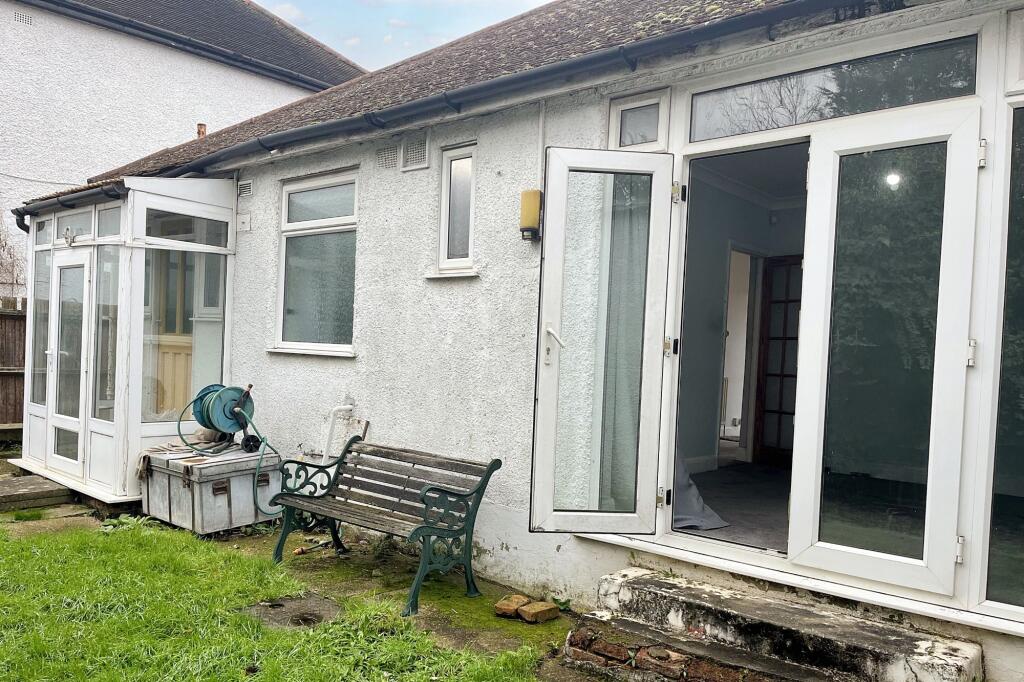 8 Oakleigh Avenue, Tolworth, Surrey KT6 7PX