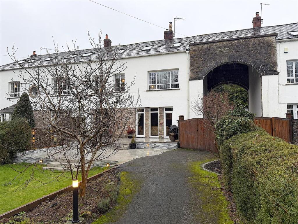 Stunning period family home of over 2,700 sq ft in idylic Beggar Bush Lane location