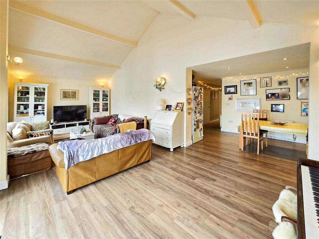 Lounge &amp; Dining Room