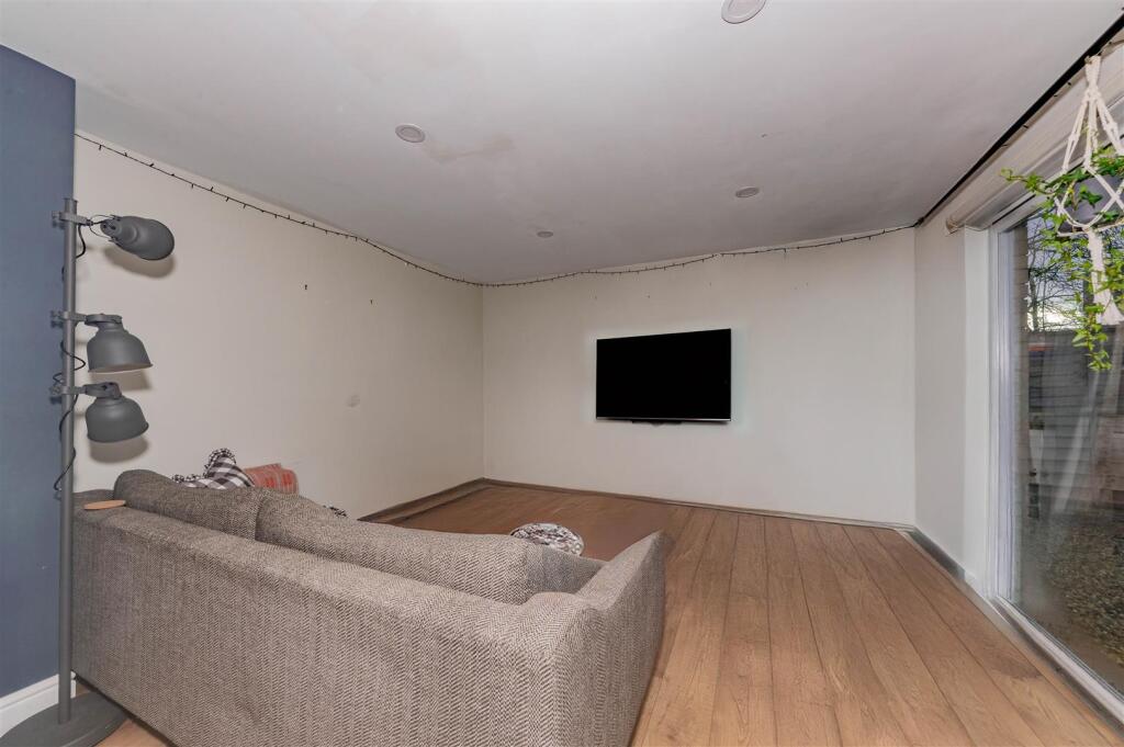 2 Kinghorne Court Dundee-1.JPG