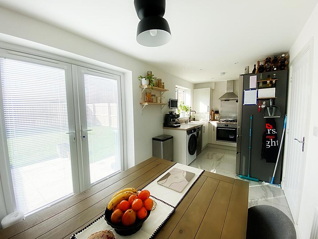 Kitchen/ Dining Room