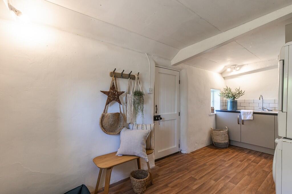 White Cottage Hou...