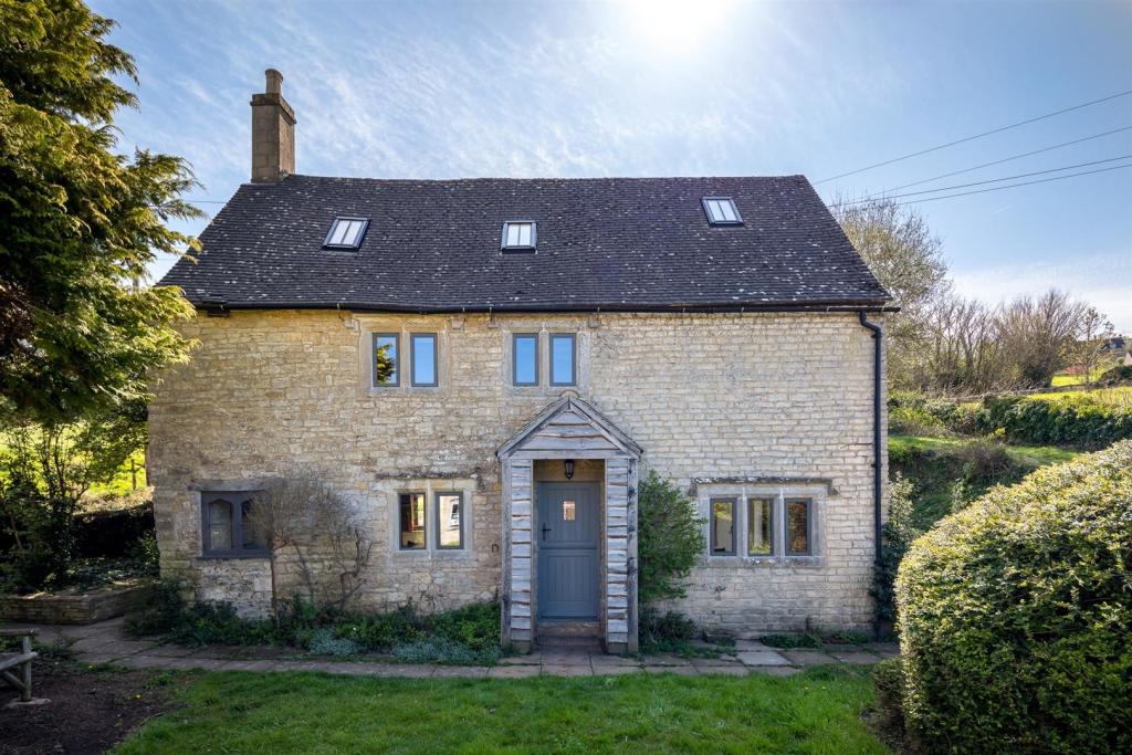 22 - Christmas Cottage - GL6 8JG - Web.jpg