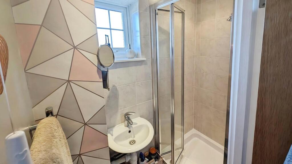 49 Cornwall Crescent shower a.jpg