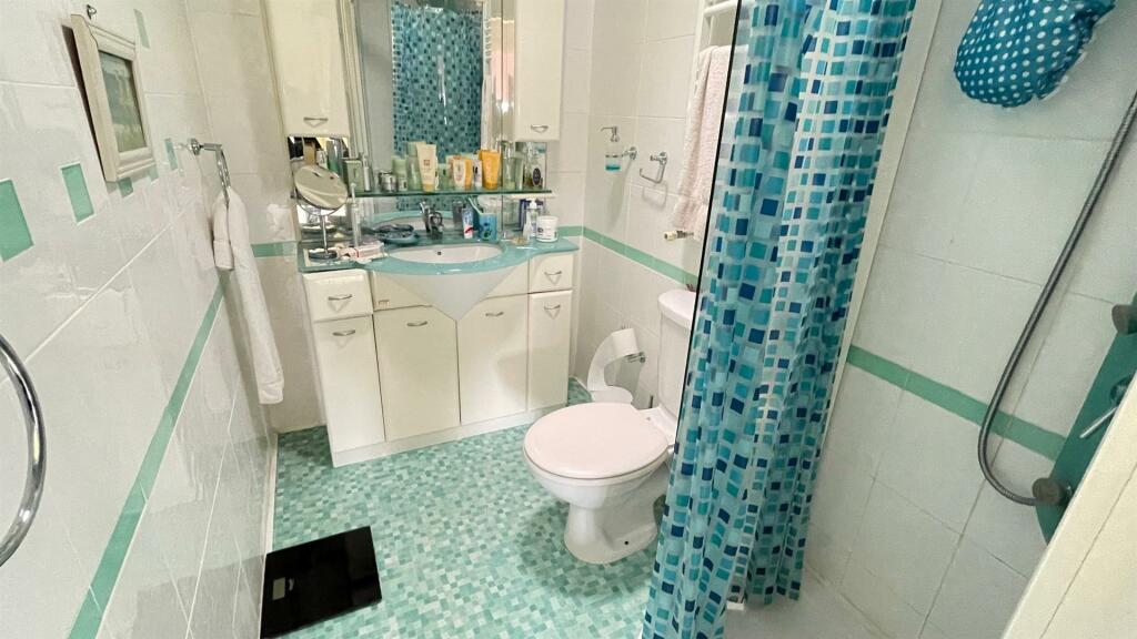 TILED 3 PIECE EN-SUITE SHOWER ROOM